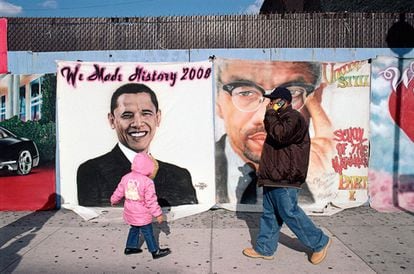 Este mural, pintado tras la elección de Obama a finales de 2008, está localizado a las afueras del teatro Apollo, en el Harlem de Nueva York. Este teatro se considera uno de los más importantes de la cultura musical afroamericana.