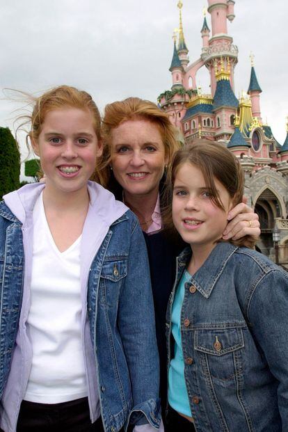 Sarah Ferguson llevó a sus hijas, aún niñas, a disfrutar de la magia de Disney en 2001.