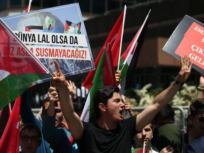 Protesta frente al consulado de Israel en Estambul. 