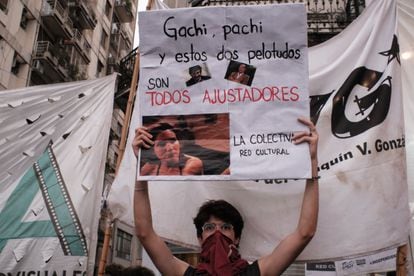 Jóvenes durante una manifestación en el cine Gaumont, un espacio cultura que muestra el cine argentino y latinoamericano a bajo costo.