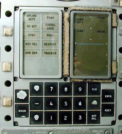 Pantalla y teclado de la consola principal del 'Apollo 13'.