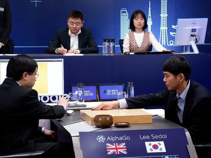 El campeón surcoreano Lee Sedol (derecha) realiza su primer movimiento en la última partida contra AlphaGo.