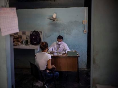 Un doctor en el molino de azúcar Boris Luis Santa Coloma, en Madruga (Cuba), en 2021.