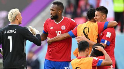 27 November 2022, Qatar, Al-Rayyan: Costa Rica's goalkeeper Keylor Navas (L) cheers with teammates after the final whistle of the FIFA World Cup Qatar 2022 Group E soccer match between Japan and Costa Rica at the Ahmad Bin Ali Stadium. Photo: Federico Gambarini/dpa
27/11/2022 ONLY FOR USE IN SPAIN