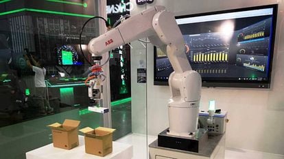 Brazo robótico dotado de visión artificial para que pueda reconocer lo que agarra.