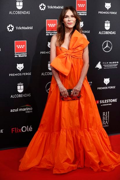 Antonia San Juan fue de las pocas que apostó por el color y lo hizo con este vestido naranja de gran volumen firmado por Antonio García.