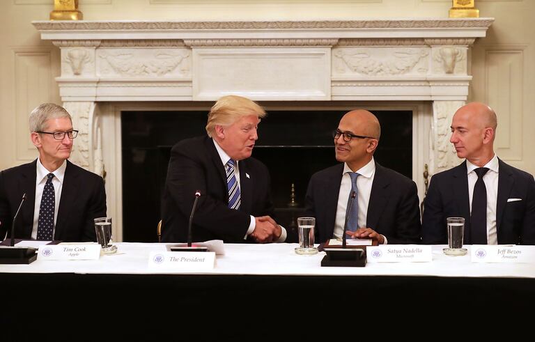 El presidente Trump coin los grandes directivos tecnológicos del pais, incluyendo a Apple (Tim Cook), Microsoft (Satya Nadella) y Amazon (Jeff Bezos), en la Casa Blanca el 19 de junio de 2017
