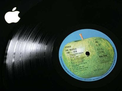 Imagen tomada en Londres el pasado marzo de un disco con el logotipo de Apple Corps en un ordenador de Apple, con su logo en la esquina superior izquierda.