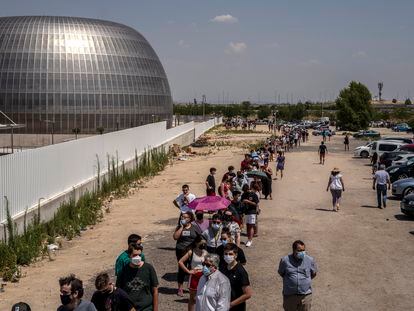 Colas para vacunarse contra la covid en el Hospital Enfermera Isabel Zendal de Madrid, este martes.