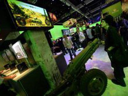 Un asistente esperan para jugar World of Tanks con la consola Xbox One durante la Feria E3 en Los &Aacute;ngeles, California (EE.UU.)