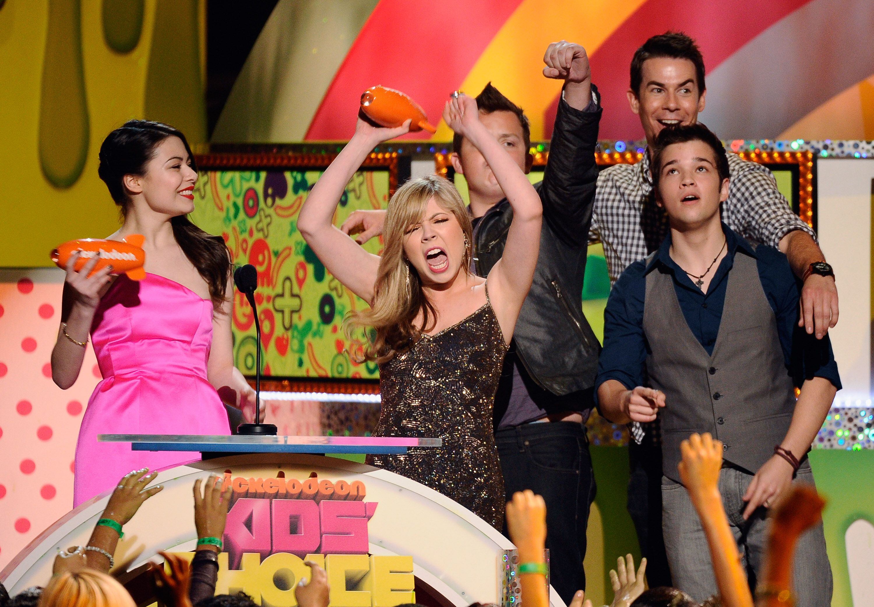 Los actores Miranda Cosgrove, Jennette McCurdy, Noah Munck, Jerry Trainor y Nathan Kress, de la serie 'iCarly', en la gala anual de Nickelodeon, el 2 de abril de 2011 en Los Ángeles (California).