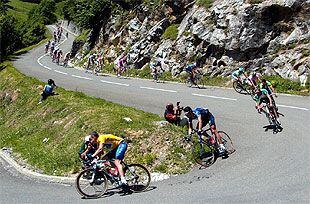Armstrong lidera el estirado pelotón en un descenso.