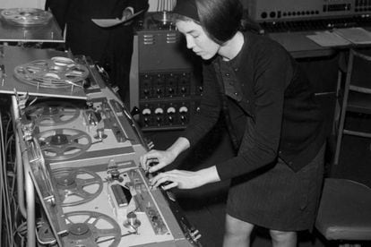 Delia Derbyshare (1937-2001) Pionera de la música electrónica

	Cuando la electrónica no invadía los clubs, esta británica era una jefa de la música concreta y se encargó, en 1962, de convertir un tema televisivo en un mito. Junto a Ron Grenier creó el tema principal de Doctor Who y formó White Noise, una de las primeras bandas de música electrónica. La BBC le ha rendido homenaje en varias ocasiones.