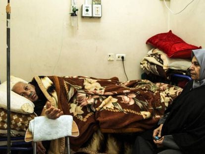 Un paciente oncol&oacute;gico recibe tratamiento en un hospital de Gaza.