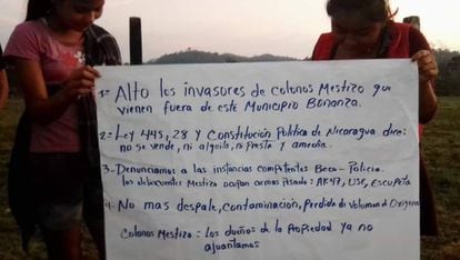 Mujeres wilu muestran un cartel con exigencias luego del ataque señalando que los invasores llegaron desde Bonanza, municipio aledaño.