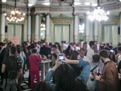 Los jóvenes tomaron el Liceo en una función especial para menores de 35 años.