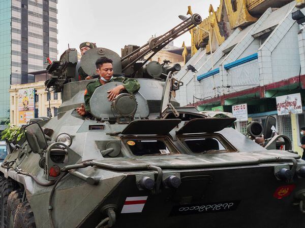 El Ejército despliega tanques en las principales ciudades de Myanmar para  reprimir las protestas | Internacional | EL PAÍS