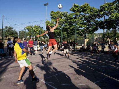 Un partido de ecuavoley en las pistas del Parque de la Cuña Verde de Latina, en el barrio Lucero, donde juegan muchos de los mejores jugadores y donde las apuestas por partido son de las más altas.