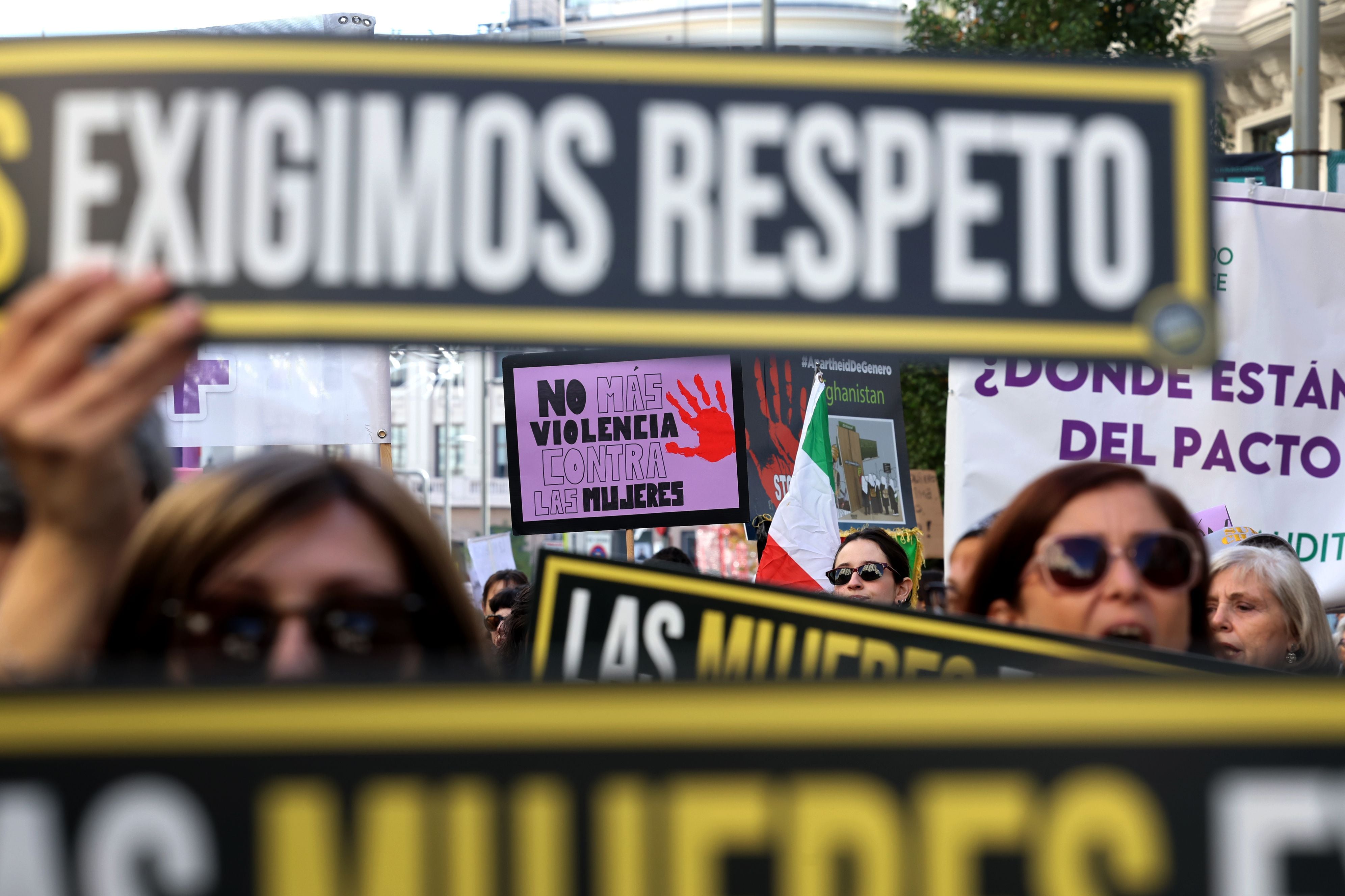 Carteles contra la violencia machista en la manifestación convocada por El Foro de Madrid, este sábado en Madrid.