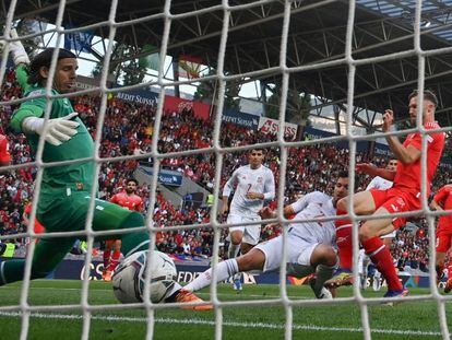 Pablo Sarabia empuja el 0-1 en el área chica de Suiza.