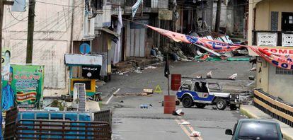 Banderas del ISIS en la línea de confrontación en Marawi.