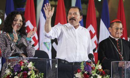 El presidente nicaragüense Daniel Ortega (centro).