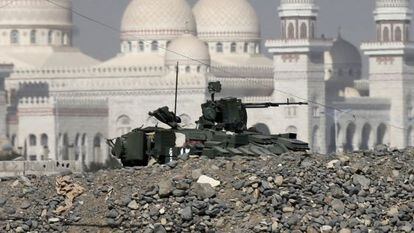 Un vehículo militar frente al palacio presidencial yemení.