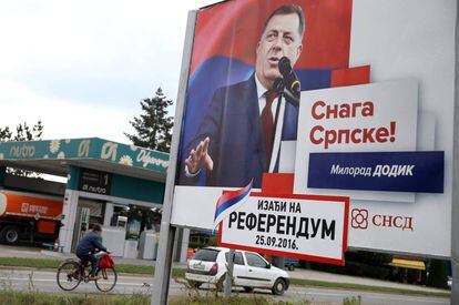 Carteles de Milorad Dodik llamando a los serbios al referéndum
