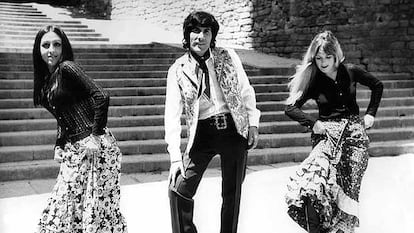 Georgie Dann, presentando en 1970, junto a dos bailarinas, su canción '¿Quieres o no quieres?'.