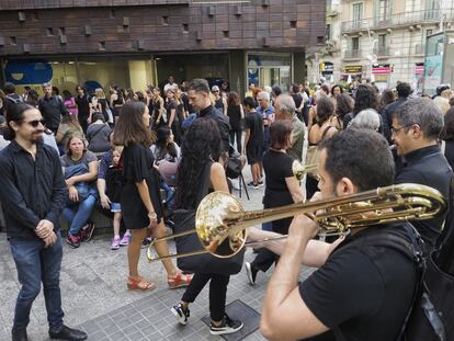 Protesta de alumnos y profesores del instituto Oriol Martorell de Barcelona, este miércoles.