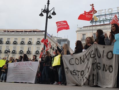 Profesoras de escuelas infantiles privadas y de gestión indirecta, en una protesta convocada por CC OO en Puerta del Sol el 25 de octubre.