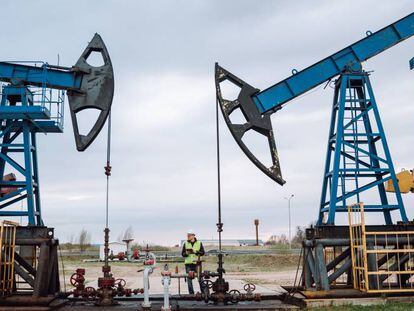 El petróleo continúa su caída mientras la UE no alcanza un acuerdo sobre el tope al crudo ruso