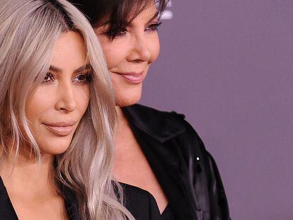 Kim Kardashian y su madre Kris Jenner posan ante la prensa en la gala LACMA en 2017 en Los Ángeles.  Jenner, la matriarca de la familia, es la responsable de la subida a los cielos de la cultura pop de todas sus hijas.