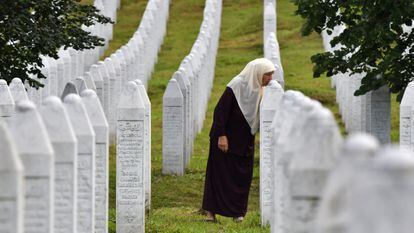 Una mujer bosnia besa la tumba de sus hijos muertos en el genocidio de Srebrenica, en el memorial de Potocari, cerca de Srebrenica, el pasado día 3.