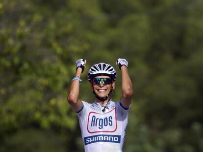 Barguil celebra su triunfo en Castelldefels.