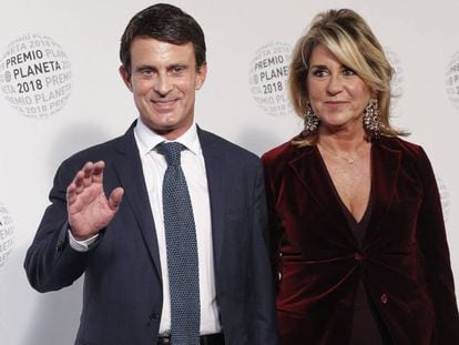Manuel Valls y su pareja, Susana Gallardo, en los premios Planeta 2018 en Barcelona, el lunes.