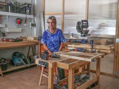 Anna Freixas, en el taller en el que aprende carpintería, en Córdoba el 11 de julio.