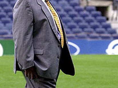 Jesús Gil, en el terreno de juego del Vicente Calderón.