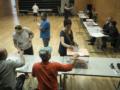 Poca afluència en un col·legi electoral de l'Hospitalet a les eleccions del 2015.