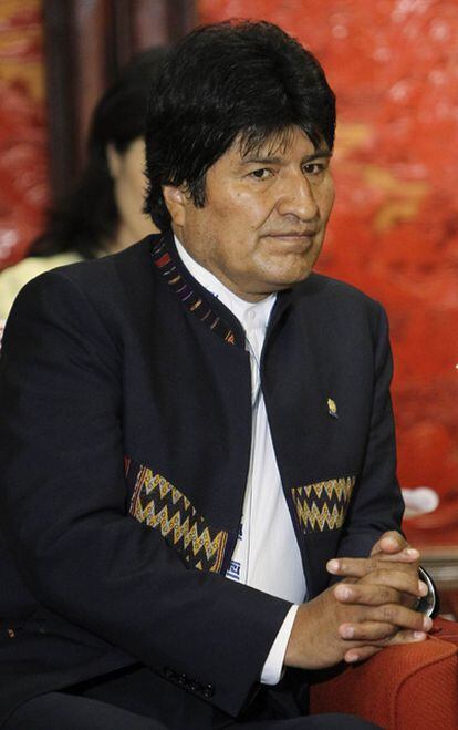 Evo Morales durante una reunión con el primer ministro chino, Wen Jiabao en Pekín el 11 de agosto de 2011