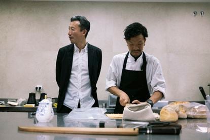 Makoto Hirai y uno de los cocineros de Txispa.