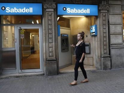 Oficina del banco Sabadell en la Rambla de Cataluña de Barcelona.