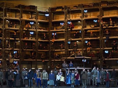 El coro del Liceo en la &oacute;pera &lsquo;Otello&rsquo; representado con la escenograf&iacute;a de Harald Thor.