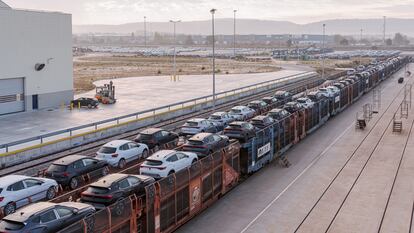 Un tren de Renfe Mercancías cargado de vehículos.