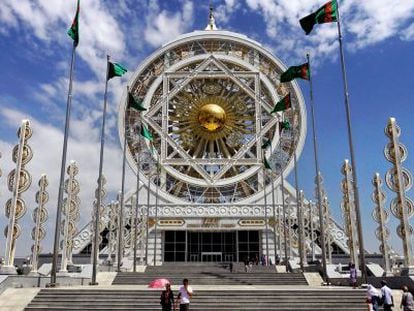 Edificio de mármol en la capital de Turkmenistán.