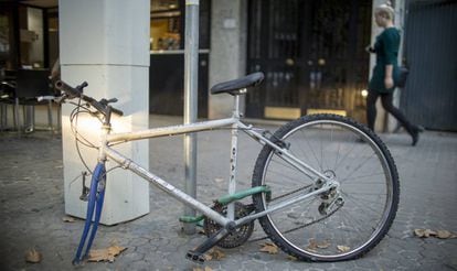 Una bicicleta, con parte de sus componentes robados, en el centro de Sevilla.