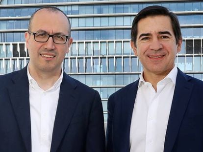 El consejero delegado de BBVA, Onur Genç, y el presidente del banco, Carlos Torres Vila, en Madrid. 