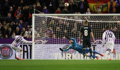 Alcaraz dispara un penalti por encima de la portería de Courtois.