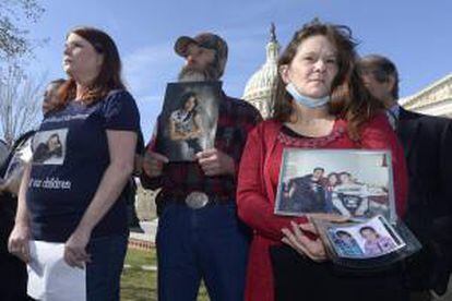 Shannon Wooten (d) que perdió a su hijo Joshua en 2009 mientras conducía un modelo Chevy Cobalt del fabricante General Motors, durante una manifestación en el Capitolio (Washington).