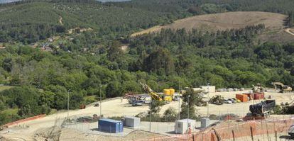 Obras del tren de alta velocidad en Vilar de Barrio con la escombrera, a la derecha, en medio del bosque.